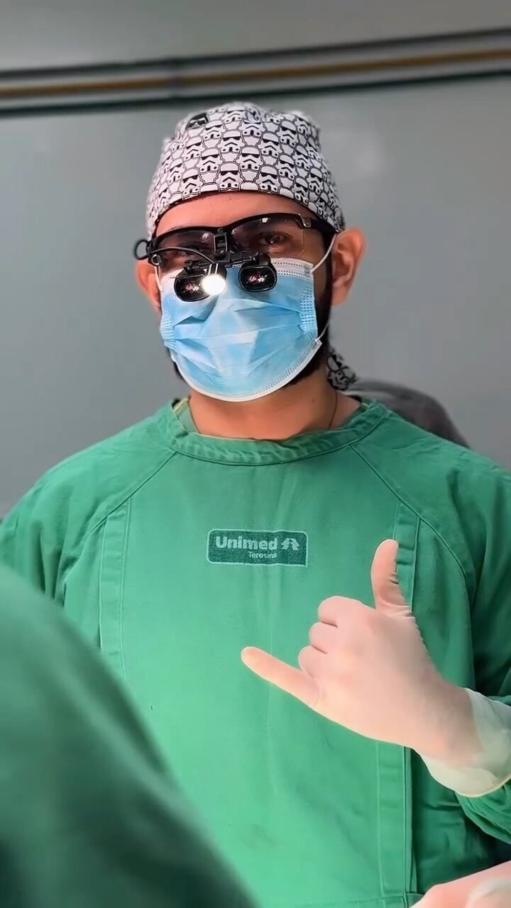 Instagram post from dr.hugo_bucomaxilo. This post is in position 5.